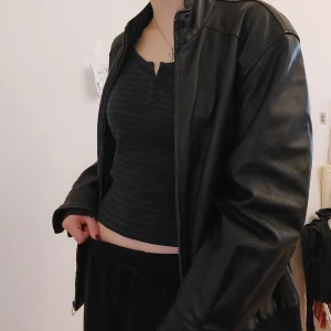 Skinnjacka från petroff  - Skitcool skinnjacka från petroff som e köpt second hand, klippte bort axelvaddarna på insidan så därför har den hål på insidan av jackan vid axlarna.  ( vet inte heller om d är äkta eller fake då den e second hand) 