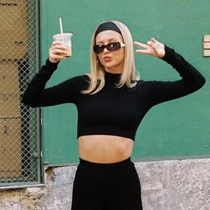 Chloé Monchamp x NAKD black cropped polo - Super fin kroppad långärmad svart top med hög nacke från Chloé Monchamps kollektion med nakd . Sitter lite tightare och är tjockare i materialet💓 köpt för 329