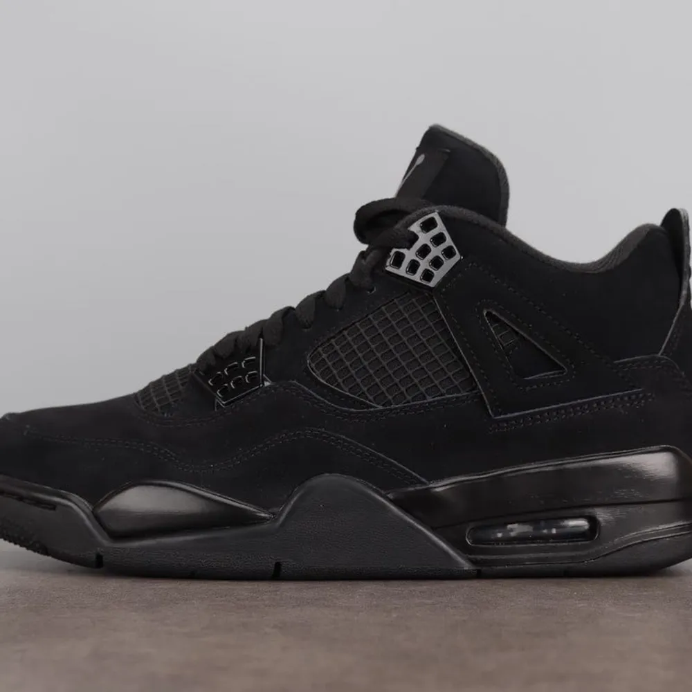 Air jordan 4s black cats - all sizes available  Follow @vigshoes on instagram. Skor.