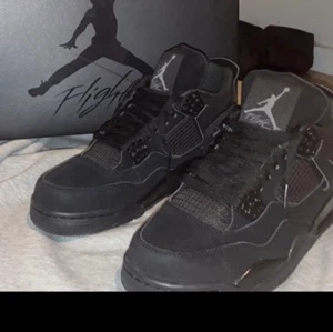 Air jordan 4s: modell: black cat - Säljer nu mina jordan’s som jag använt lite då och då, sammanlagt kanske 4-5 gånger. Väldigt bra skick, nya skulle jag säga. Medföljer även box, priset är ej hugget i sten och kan därmed diskuteras!