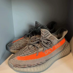 Yeezy 350 V2 - Säljer nu mina yeezys 350 V2 bleuga reflective eftersom att de inte används längre dem är använda ungefär 2 gånger Priset är inte hugget i Sten! Hör av dig vid fler frågor:) priset på stockX är 3200 för helt nya