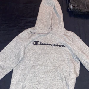 Champion hoodie - Grå hoodie från champion, knappt använd 