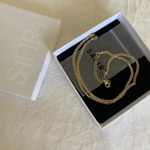 Safira kedja halsband - Halsband från safria som tyvärr inte kommer till användning längre🫶 Det är guldpläterat och köptes för ca 599kr 