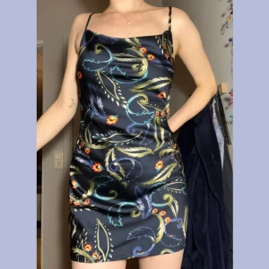 Blommig klänning Boohoo - Oanvänd klänning, Strl 38   Nypris 399 :- 