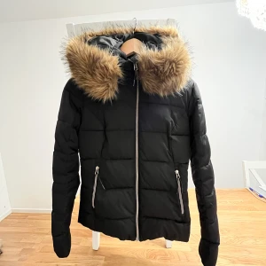 Vinterjacka - Säljer min gamla vinterjacka som jag köpte för 2 år sedan. Jag köpte den för 900kr men säljer just nu för 500kr