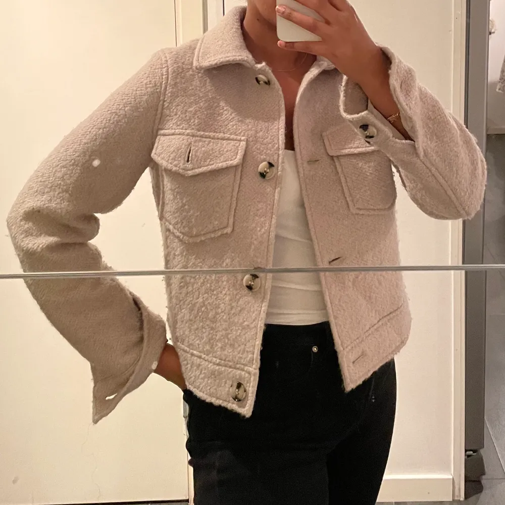 Säljer denna fina höst jacka från hm 🌟 i fint skick och storlek xs 🌺🌺. Takit.