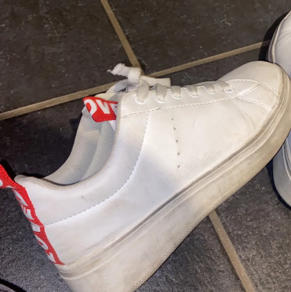 Vita skor ifrån New yorker i storlek 38. De är ganska smutsiga nu men tvättar de självklart om jag får sålt dom, annars i bra skick!💘. Skor.