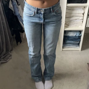 Zara mid rise jeans - Mid rise jeans från Zara i fint skick. Slutsålda och finns ej kvar på Zaras hemsida