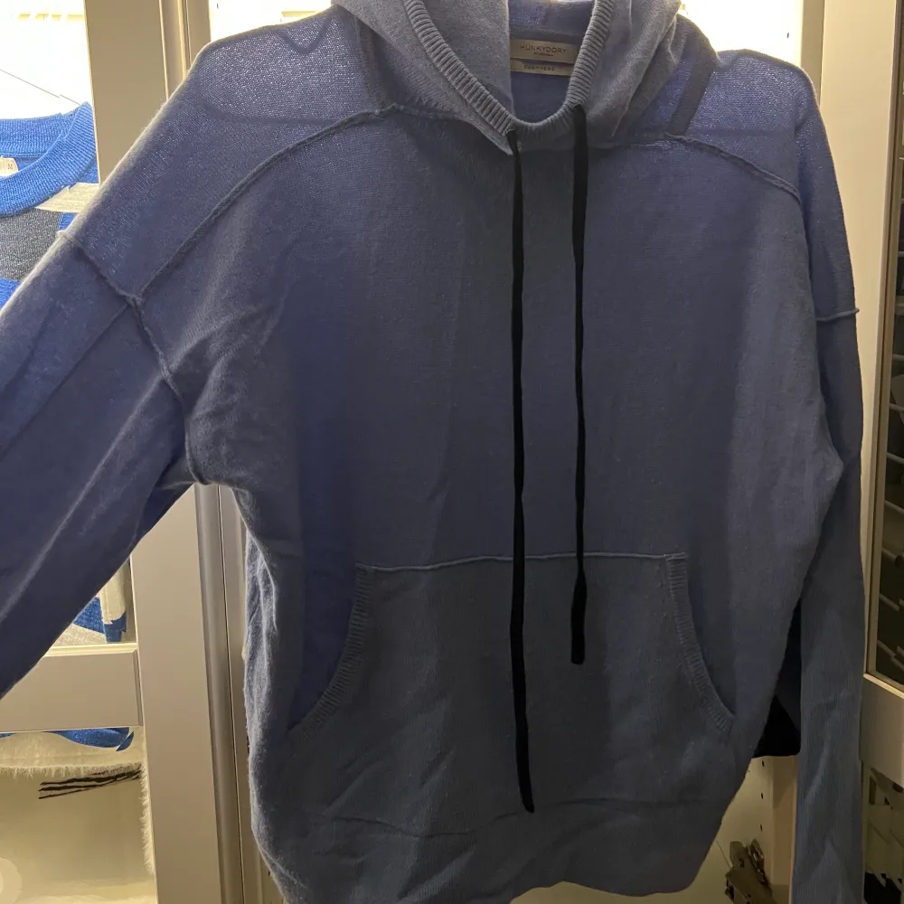 Ljusblå hoodie från Hunkydory i storlek S, 100% cashmere. Använd ett fåtal gånger, så i nyskick! Nypris: 3000kr. Kan både posta och mötas upp och kan även skicka fler bilder om det önskas!💕. Stickat.