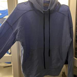 Ljusblå hoodie från Hunkydory i storlek S, 100% cashmere. Använd ett fåtal gånger, så i nyskick! Nypris: 3000kr. Kan både posta och mötas upp och kan även skicka fler bilder om det önskas!💕