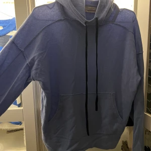 Cashmere hoodie från Hunkydory - Ljusblå hoodie från Hunkydory i storlek S, 100% cashmere. Använd ett fåtal gånger, så i nyskick! Nypris: 3000kr. Kan både posta och mötas upp och kan även skicka fler bilder om det önskas!💕