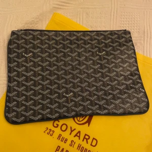 Goyard clutch  - Säljer denna Goyard ”clutch” eller necessär, väska eller datafodral. En iPad får plats och tror en liten dator!! Den är mörkblå. Köpte den utomlands så VET EJ om den är äkta eller inte, ser väldigt äkta ut! Skriv för fler bilder🥰🥰30x20cm!!❤️❤️Ny skick!!