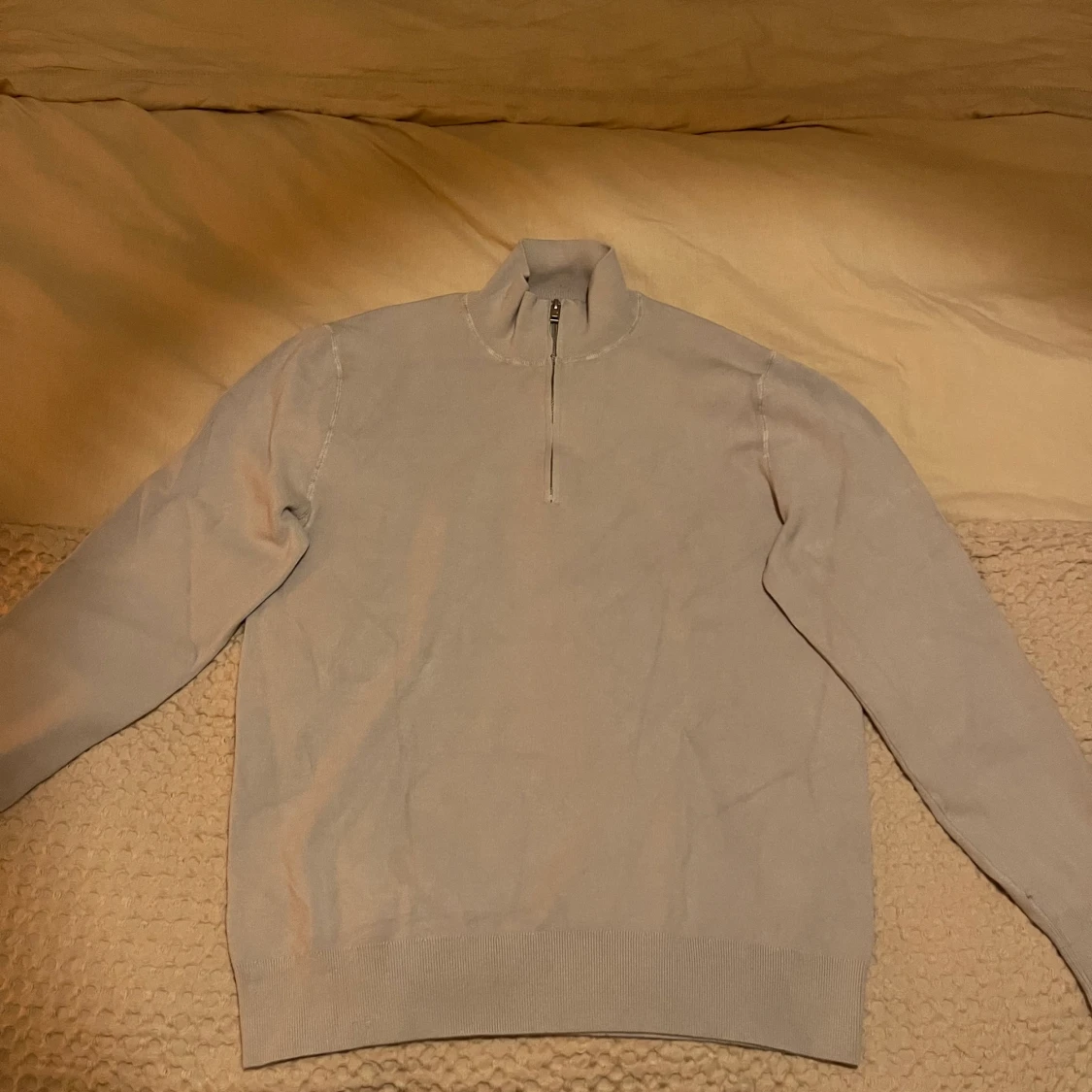 Pullover i ljusgrått/blått