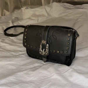 Väska - Skit snygg väska🤩🙌. Säljer pågrund av ingen användning då den även aldrig kommit till användning så den är i nyskick🙌