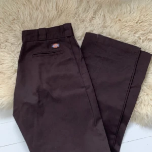 dickies  - ett par dickies 874, litet hål på insidan som inte syns