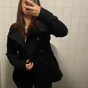 Svart kappa - Säljer min favorit kappa😍 Så himla fin, varm och skön men får inte lika mycket användning av den längre. Skriv gärna privat för fler funderingar☺️