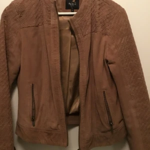 3 Jackor  - 1. ZARA Medium jacka lila 2. Pepe jeans London Medium 3. THE NORTH FACE LARGE Rosa