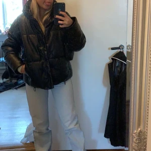 Skinn imiterad jacka - Säljer min skinnimitation jacka, använd sparsamt, ser ut som ny❤️skriv vid intresse eller frågor❤️