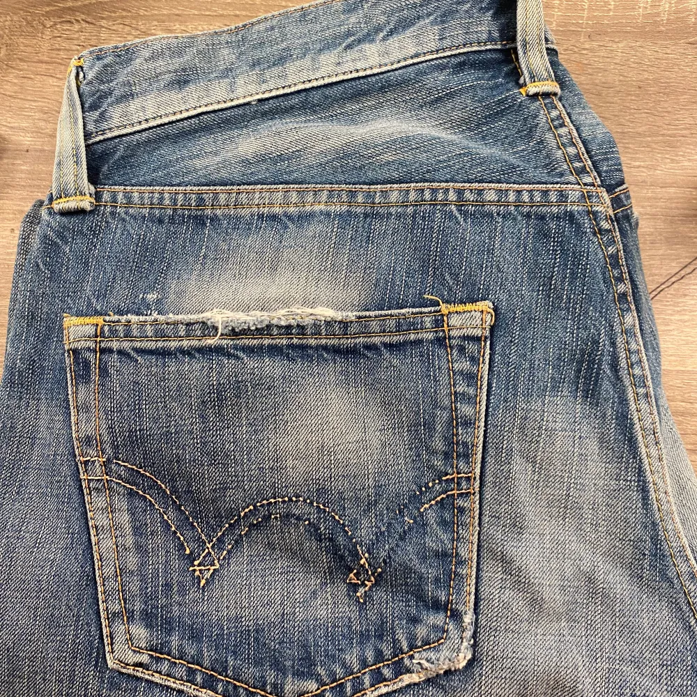 Vintage jeans, säljer eftersom dom inte används. Köpta secondhand. Passar mig bra i längden (är 168-170) Midjemått: 86. Jeans & Byxor.