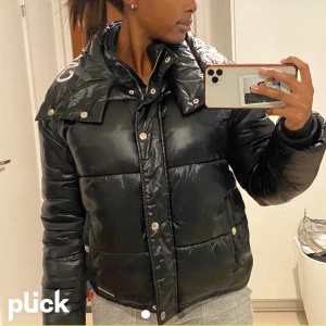 Calvin Klein puffer jacket - Säljer min snygga puffer jacka från Calvin Klein, kommer inte heller till användning längre men är i topp skick! Köpt för ca 1900kr på zalando. Slutsåld överallt