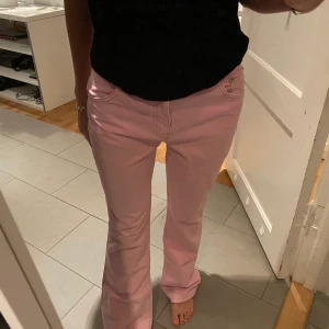 Rosa bootcut jeans  - Rosa bootcut/flare jeans från asos💕💕medelhög midja. Aldrig använda!!