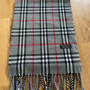Burberry halsduk - Säljer en äkta Burberry halsduk i lambwool. Halsduken är som ny, inga skador. Hittar tyvärr inte kvittot men det är inte svårt att bevisa äkheten. Köpt för 400€ i Frankrike.