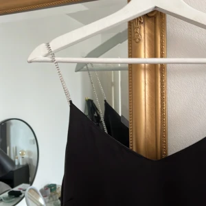 Vacker midklänning - Så fin midklänning med de finaste stendetaljerna och en slits i bak! Använd 1 gång men den passar inte mig längre tyvärr! Hör av er vid frågor 🫶🏼