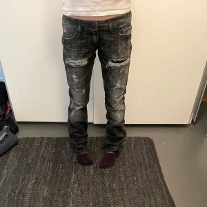 Lågmidjade Diesel jeans  - Diesel jeans med slitningar. Bra kvalite och lågmidjade. Jättefina men kommer tyvärr inte till användning. 