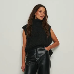 Stickad väst - Stickad väst från nakd, köptes för 1 år sedan och använd endast 1 gång (nyskick). Storlek XS men passar även S/M. Frakt tillkommer på 66 kr. 