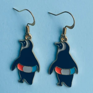 Pingvinörhängen 💙 - Nickelfria krokar och fri frakt. 