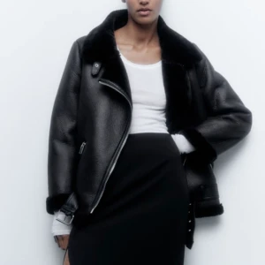 ZARA JACKA MED TEDDYFODER - Jag säljer denna fina jacka från Zara! Den är köpt för 1195kr och den är i väldigt bra skick då den knappats är använd. Den är i bra kvalité, varm och funkar perfekt under vintern! 