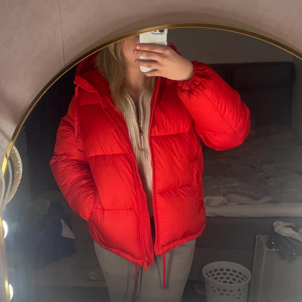 Säljer min röda h&m jacka som är slutsåld i storlek xs, då den inte kommer till så mycket användning. Skit snygg och varm vinterjacka!🥰Inga defekter, skriv om fler bilder önskas🫶  Frakt tillkommmer!  ⚠️OBS!! ⚠️Säljer exakt samma i vit också!🤍. Jackor.