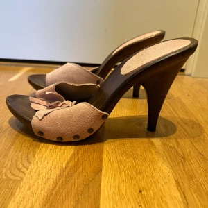 Söta högklackade skor, 39 - Söta högklackade skor, trä och rosa mocka  Storlek 39, smal passform Enbart provade inomhus 