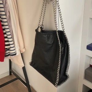 Tiamo väska - En använd tiamo väska som har öppnat upp sig lite och därför säljer jag den för billigt pris, går säkert att fixa/laga 💕💕