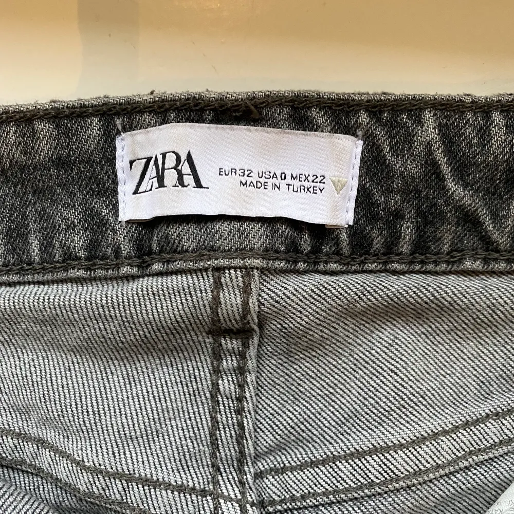 Säljer dessa gråa zara jeans i super fint skick!  Mid rise. Köparen står för frakten.. Jeans & Byxor.