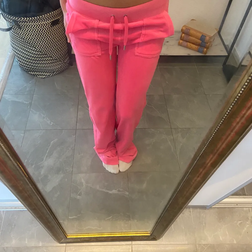 Hej!! Jag säljer nu dessa juciybyxor åt min kompis💓 Dem är i en jättefin rosa färg och är i storlek xs! Hör av dig vid fler frågor eller funderingar!💓( dem är lite långa på min kompis som är ca 160💓). Jeans & Byxor.