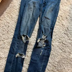 Blå jeans med hål från Gina Tricot. Fint skick💗