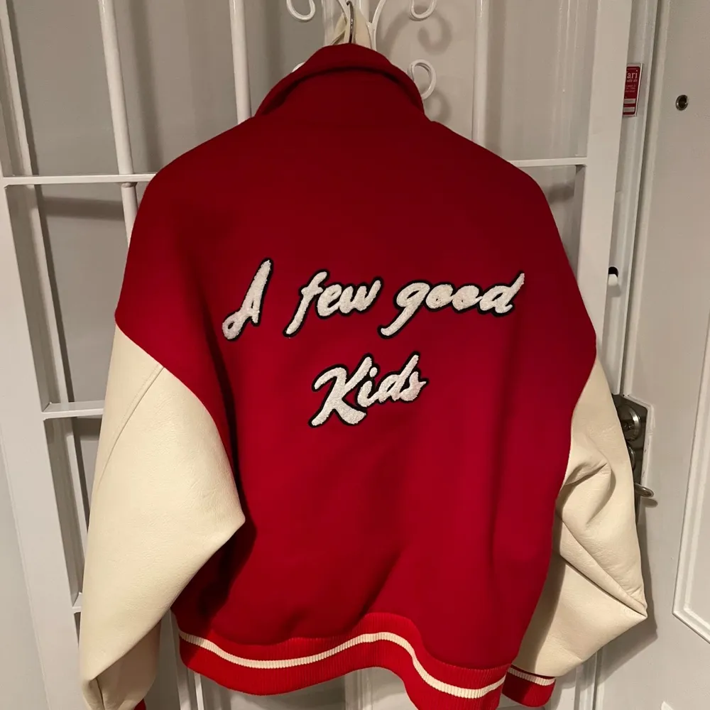 Hej säljer min baseball/varsity jacket från märket @Doncarecn   Använd endast 2 gånger, den är felfri. Nypris: 3000kr  Storlek: M.. Jackor.