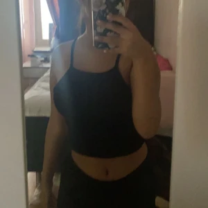 Svart linne - Svart vanligt linne i storlek S, använd fåtal gånger men fortfarande mycket bra skick ❤️‍🔥