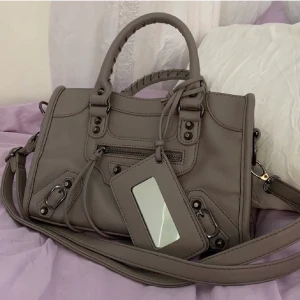 Balenciaga väska  - Säljer denna liknande balenciaga väskan för den kommer inte till användning köpte den här på plick för inte så länge sen och har knappt använt den! Lånade bilder och köparen står för frakt!❤️ Budgivning till 27\11 till klockan 00:00 ledande bud 620!