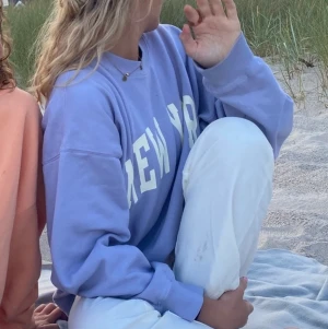 Brandy Melville Hoodie - Hoodie från Brandy Melville med ”New York” tryck. Ljusblå oversized. Mycket bra skick! Onesize, men sitter oversized på mig som brukar ha S/M. 