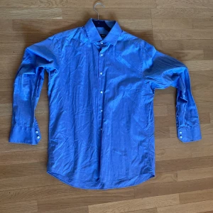 Hugo Boss skjorta stl 42 - Jätte snygg och väldigt skön Hugo Boss skjorta. Säljes för att den är för liten för mig. Storlek 42/Large.