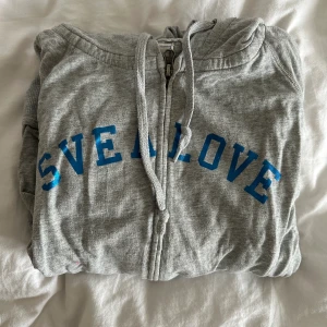 Hoodie med dragkedja från Svea - Super fin hoodie med dragkedja från Svea. Passar lika bra till vardags som till träning. 