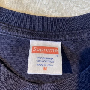 Supreme t-shirt. Size M - DMa för att köpa. Tröja från supreme. Säljes pga att jag har växt ur den. Sömmen har gått upp lite i kragen, jag kan skicka bild om det skulle behövas. 