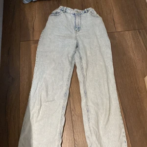 Jeans  - Ljusblåa Jeans jättefina dom sitter jättefin på nästan alla kroppar äkta fickor både back och fram pris går att diskutera 