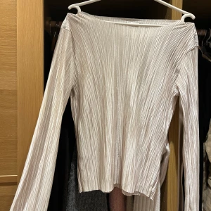 Superfin topp till vardags eller fest  - Säljer denna superfina toppen som funkar både till vardags och fest 