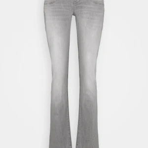 Ltb jeans - Säljer/byter dessa jeans från ltb zalando, så snygga men de är tyvärr för korta för mig som är 161cm med ganska långa ben! De är i storlek 25/30 så om någon skulle vilja byta med mig till 25/32!De är avklippta och passade mig som bäst när jag var ca 159! 