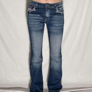 KONTAKTA INSTAGRAM @lwjeans.uf VID INTRESSE Jeans 007❤️‍🔥 Märke: SeYoo Storlek: Large Midjemått: 80 cm Innerbenslängd: 81 cm  Modellen är W29 EUR38 och 165 cm lång