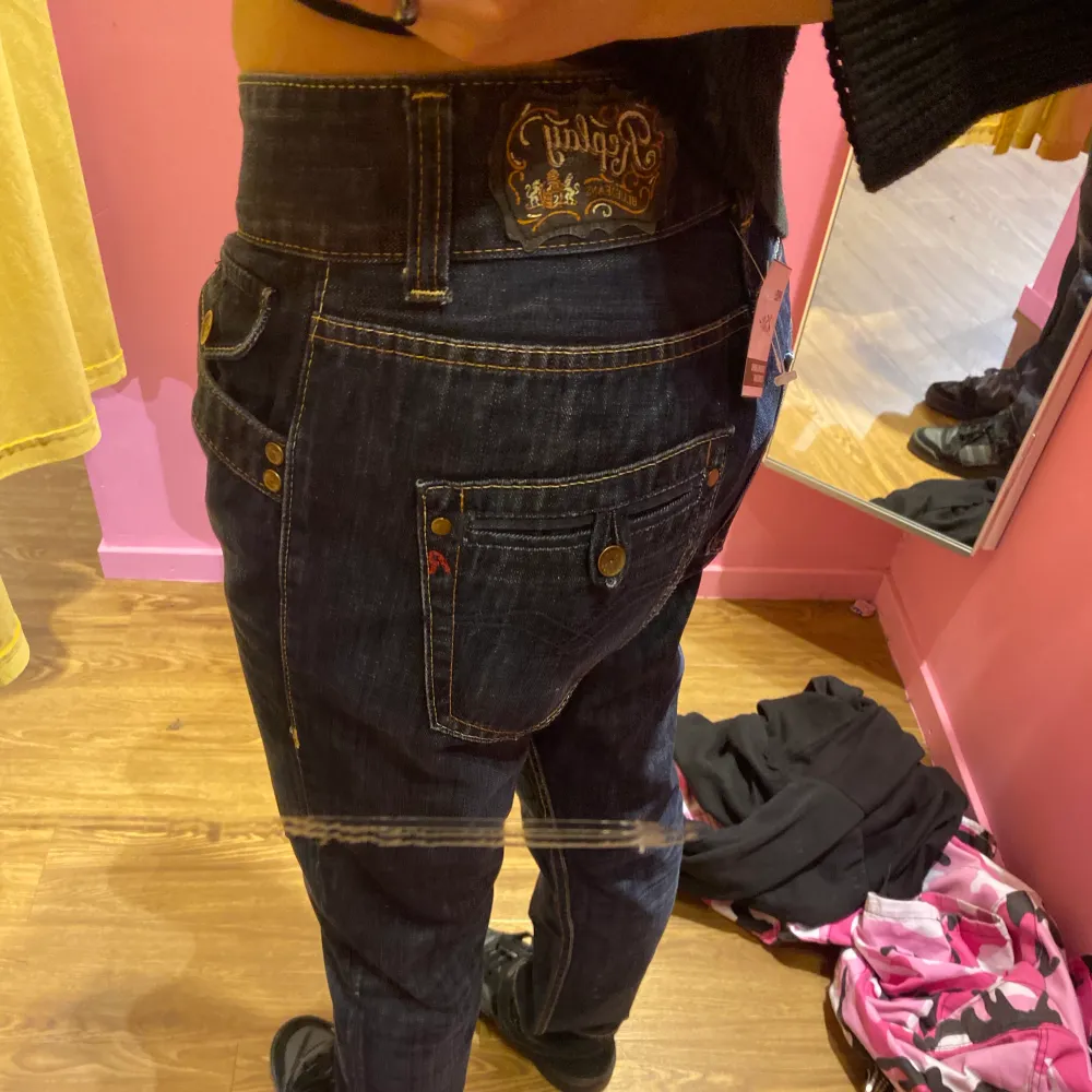 sjukt snygga jeans köpta på second hand som tyvärr inte kommer till användning❤️ passar mig bra som är 162. Jeans & Byxor.