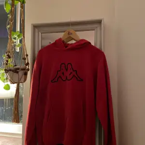 Garderobsrensning!  Säljer bland annat denna feta hoodie av märket Kappa, inköpt på Humana för ett tag sedan🌺 Snöre saknas :/ Hittar du någonting annat du gillar så kan pris absolut diskuteras! 🥰